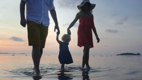 Meisje die op overzees voor het eerst lopen stock footage Meisje die op overzees voor het eerst lopen stock footage