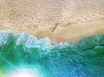 Meisje die pret op het tropische strand hebben De luchtfoto van de het oogmening van de hommelvogel ` s royalty-vrije stock afbeelding Meisje die pret op het tropische strand hebben De luchtfoto van de het oogmening van de hommelvogel ` s royalty-vrije stock afbeelding