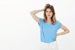 Meisje die probleem onder ogen zien denken, die hoe het oplos Geconcentreerde verontruste aantrekkelijke jonge vrouw met eerlijk stock afbeeldingen Meisje die probleem onder ogen zien denken, die hoe het oplos Geconcentreerde verontruste aantrekkelijke jonge vrouw met eerlijk stock afbeeldingen