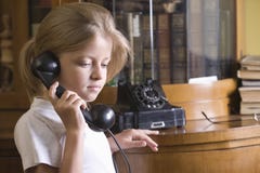 Meisje die Telefoon thuis met behulp van royalty-vrije stock afbeeldingen Meisje die Telefoon thuis met behulp van royalty-vrije stock afbeeldingen