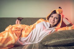 Meisje in heldere kinderen` s pyjama's in de vorm van een kangoeroe emotioneel portret van een student kostuumpresentatie van kin stock fotografie Meisje in heldere kinderen` s pyjama's in de vorm van een kangoeroe emotioneel portret van een student kostuumpresentatie van kin stock fotografie