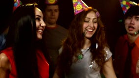 Meisje in het mooie rode kledings glimlachen en vangsten stock videobeelden Meisje in het mooie rode kledings glimlachen en vangsten stock videobeelden