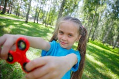Meisje het spelen met friemelt spinner royalty-vrije stock fotografie Meisje het spelen met friemelt spinner royalty-vrije stock fotografie
