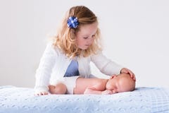 Meisje het spelen met pasgeboren babybroer stock foto Meisje het spelen met pasgeboren babybroer stock foto