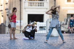 Meisje het stellen als een model in de Stad van Vatikaan stock fotografie Meisje het stellen als een model in de Stad van Vatikaan stock fotografie