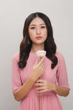 Meisje met bloem Het mooie jonge vrouw rood houden nam en KMIO toe royalty-vrije stock fotografie Meisje met bloem Het mooie jonge vrouw rood houden nam en KMIO toe royalty-vrije stock fotografie