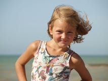 Meisje met een glimlach en het ontwikkelen van haar stock foto's Meisje met een glimlach en het ontwikkelen van haar stock foto's