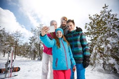Meisje met familie die foto met celtelefoon nemen stock afbeelding Meisje met familie die foto met celtelefoon nemen stock afbeelding