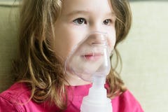 Meisje met het close-up van het inhaleertoestelmasker stock foto's Meisje met het close-up van het inhaleertoestelmasker stock foto's