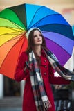 Meisje met regenboogparaplu stock fotografie Meisje met regenboogparaplu stock fotografie