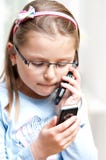 Meisje met twee mobiele telefoons stock fotografie Meisje met twee mobiele telefoons stock fotografie