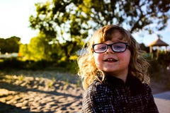 Meisje met zonnebril op strand bij toevlucht royalty-vrije stock afbeelding Meisje met zonnebril op strand bij toevlucht royalty-vrije stock afbeelding