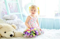 Meisje op bed met bloemen en grote teddybeer stock foto's Meisje op bed met bloemen en grote teddybeer stock foto's