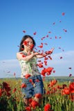 Meisje op een rood papaversgebied Meisje op een rood papaversgebied