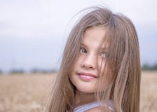 Meisje op gouden tarwegebied in de zomerdag Portret van een mooi kind Concept zuiverheid, de groei, geluk stock afbeelding Meisje op gouden tarwegebied in de zomerdag Portret van een mooi kind Concept zuiverheid, de groei, geluk stock afbeelding