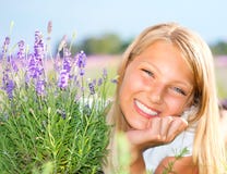 Meisje op het Gebied van de Lavendel stock foto Meisje op het Gebied van de Lavendel stock foto