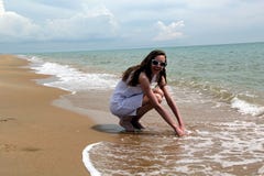 Meisje in witte kleding op het strand stock foto Meisje in witte kleding op het strand stock foto