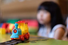 Meisjejong geitje het spelen met treinstuk speelgoed stock fotografie Meisjejong geitje het spelen met treinstuk speelgoed stock fotografie