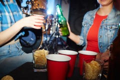Meisjes die bij Huispartij drinken royalty-vrije stock afbeelding Meisjes die bij Huispartij drinken royalty-vrije stock afbeelding
