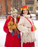 Meisjes die festival Maslenitsa vieren stock foto Meisjes die festival Maslenitsa vieren stock foto