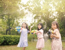 Meisjes die met waterkanonnen spelen op de zomer stock afbeeldingen Meisjes die met waterkanonnen spelen op de zomer stock afbeeldingen
