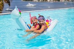 Meisjes die in pool zwemmen stock afbeeldingen Meisjes die in pool zwemmen stock afbeeldingen