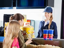 Meisjes die Snacks kopen van Vrouwelijke Verkoper bij stock foto Meisjes die Snacks kopen van Vrouwelijke Verkoper bij stock foto