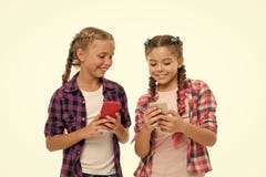 Meisjes leuke kleine kinderen die het scherm glimlachen te telefoneren Zij houden van Internet die sociale netwerken surfen Probl stock foto's Meisjes leuke kleine kinderen die het scherm glimlachen te telefoneren Zij houden van Internet die sociale netwerken surfen Probl stock foto's
