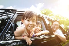 meisjes met familiezitting in de auto stock foto's meisjes met familiezitting in de auto stock foto's