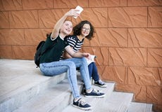 Meisjesvrienden die selfie met slimme telefoon samen nemen stock foto Meisjesvrienden die selfie met slimme telefoon samen nemen stock foto