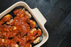 Mejillones crudos con la pasta de tomate en el fondo negro, cocinando fotos de archivo libres de regalías Mejillones crudos con la pasta de tomate en el fondo negro, cocinando fotos de archivo libres de regalías