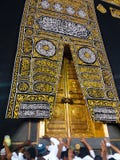 MEKKA, SAUDI-ARABIEN - März 2019: Die goldenen Türen der heiligen Kaaba-Nahaufnahme, bedeckt mit Kiswah Enormer Verschluss auf de lizenzfreie stockfotografie MEKKA, SAUDI-ARABIEN - März 2019: Die goldenen Türen der heiligen Kaaba-Nahaufnahme, bedeckt mit Kiswah Enormer Verschluss auf de lizenzfreie stockfotografie