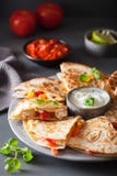 Meksykański quesadilla z kurczaka pomidorowym kukurydzanym serem Zdjęcie Stock Meksykański quesadilla z kurczaka pomidorowym kukurydzanym serem Zdjęcie Stock