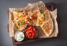 Meksykański quesadilla z kurczaka pomidorowym kukurydzanym serem Zdjęcie Stock Meksykański quesadilla z kurczaka pomidorowym kukurydzanym serem Zdjęcie Stock
