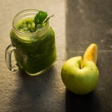Mela di verde della disintossicazione e succo di vegetali sani fotografia stock Mela di verde della disintossicazione e succo di vegetali sani fotografia stock