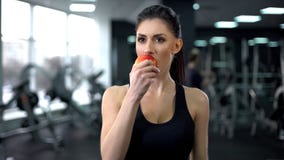 Mela femminile di cibo di sport dopo l'allenamento, nutrizione equilibrata, stile di vita attivo fotografia stock libera da diritti Mela femminile di cibo di sport dopo l'allenamento, nutrizione equilibrata, stile di vita attivo fotografia stock libera da diritti