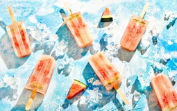 Melancia fresca picolés congelados dispersados do gelo Imagens de Stock Melancia fresca picolés congelados dispersados do gelo Imagens de Stock