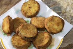 Melanzane fritte con il materiale da otturazione della mozzarella immagini stock Melanzane fritte con il materiale da otturazione della mozzarella immagini stock