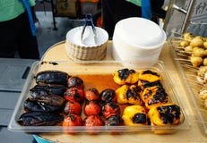 Melanzane, pomodori e peperoni cucinati sulla griglia fotografia stock libera da diritti Melanzane, pomodori e peperoni cucinati sulla griglia fotografia stock libera da diritti