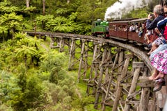 Melbourne, Australia - 7 de enero de 2009: Tren del vapor de Billy que sopla con los pasajeros Ferrocarril estrecho histórico en imagen de archivo Melbourne, Australia - 7 de enero de 2009: Tren del vapor de Billy que sopla con los pasajeros Ferrocarril estrecho histórico en imagen de archivo