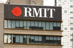 Melbourne, Austrália - 21 de maio de 2019: Sinal de RMIT na parte superior de uma construção do terreno da cidade imagem de stock royalty free Melbourne, Austrália - 21 de maio de 2019: Sinal de RMIT na parte superior de uma construção do terreno da cidade imagem de stock royalty free