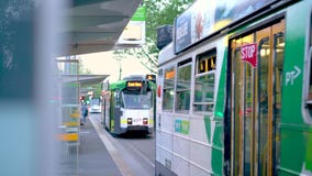 Melbourne, Victoria/Australia - 22 de octubre de 2018: Tranvías que dejan una parada de la tranvía en Melbourne Melbourne, Victoria/Australia - 22 de octubre de 2018: Tranvías que dejan una parada de la tranvía en Melbourne