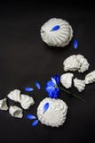 Melcocha entera y quebrada y flor con los pétalos azules Endecha plana fotos de archivo libres de regalías Melcocha entera y quebrada y flor con los pétalos azules Endecha plana fotos de archivo libres de regalías