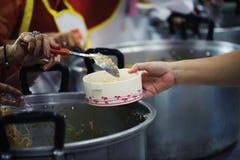 Meldt zich Aandeelvoedsel aan de Armen aan om Honger te verlichten: Liefdadigheidsconcept stock foto Meldt zich Aandeelvoedsel aan de Armen aan om Honger te verlichten: Liefdadigheidsconcept stock foto