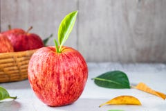 Mele fresche in cestino immagini stock Mele fresche in cestino immagini stock