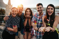 Melhores amigos que apreciam o partido junto com confetes imagens de stock royalty free Melhores amigos que apreciam o partido junto com confetes imagens de stock royalty free