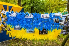 Melitopol el 14 de octubre de 2017 Día de las fuerzas armadas de arma de Ucrania Las fotos de los militares pesan en una bandera imagen de archivo Melitopol el 14 de octubre de 2017 Día de las fuerzas armadas de arma de Ucrania Las fotos de los militares pesan en una bandera imagen de archivo