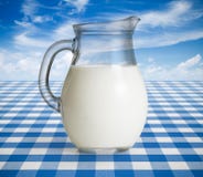 Melkkruik op blauwe lijst stock afbeeldingen Melkkruik op blauwe lijst stock afbeeldingen