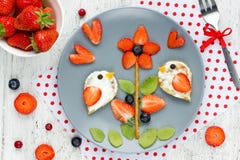 Mellanmål eller efterrätt för bär för ny frukt för sommar för ungar Arkivfoton Mellanmål eller efterrätt för bär för ny frukt för sommar för ungar Arkivfoton
