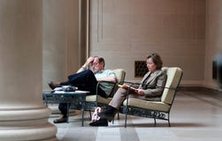 Mellersta åldrigt ta för par vilar i National Gallery av konst i Washington DC arkivfoto Mellersta åldrigt ta för par vilar i National Gallery av konst i Washington DC arkivfoto